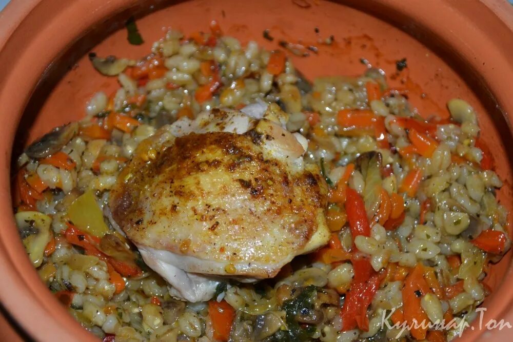 перловка с курицей. перловка с курицей в горшочке. маникюр 2021 перловка в горшочках фото пошаговое. перловка в горшочке в духовке с курицей. перловка с курицей в горшочке.