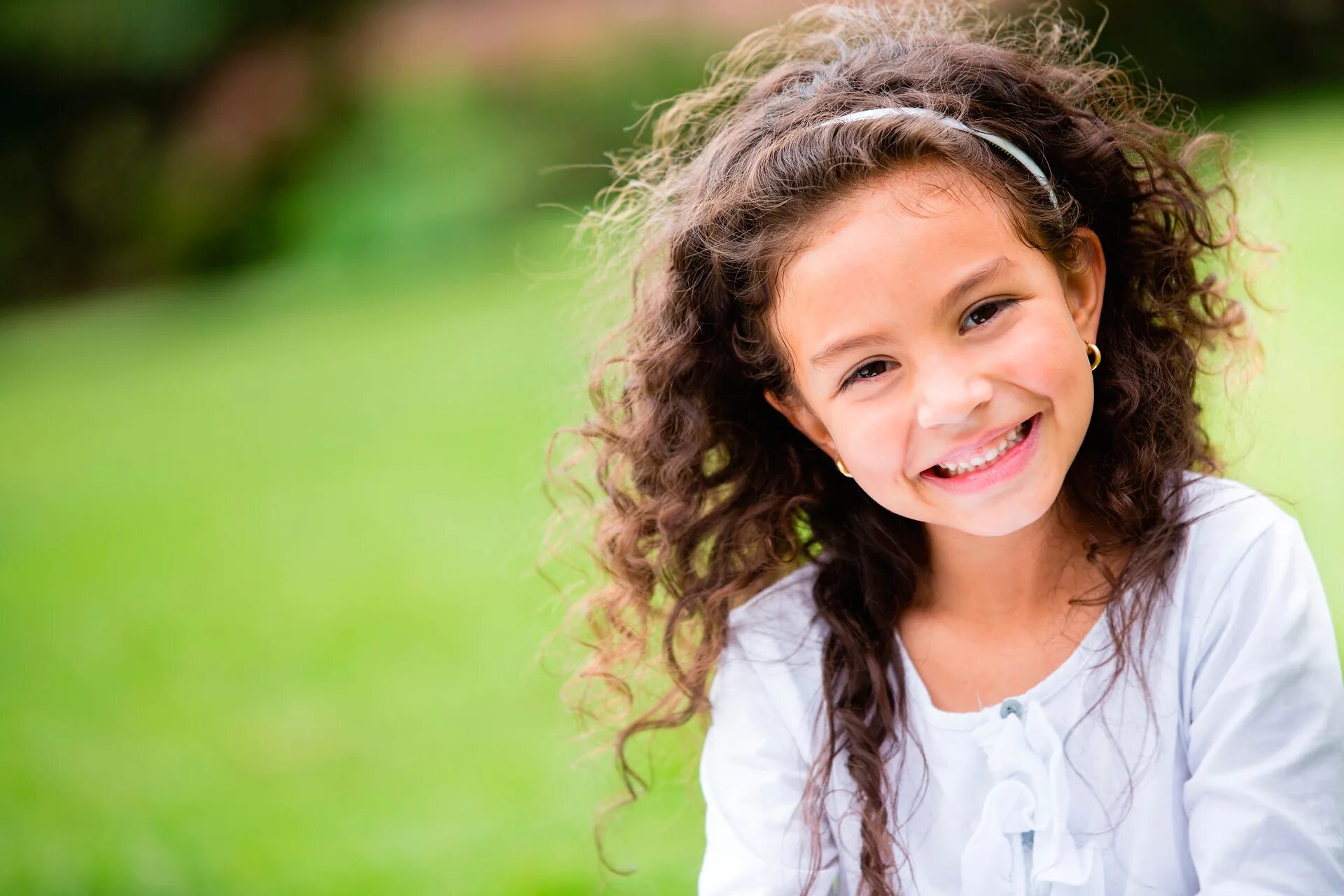 Smiling child. Кудрявая девочка. Улыбка ребенка. Девочка улыбается. Девочка с кудряшками.