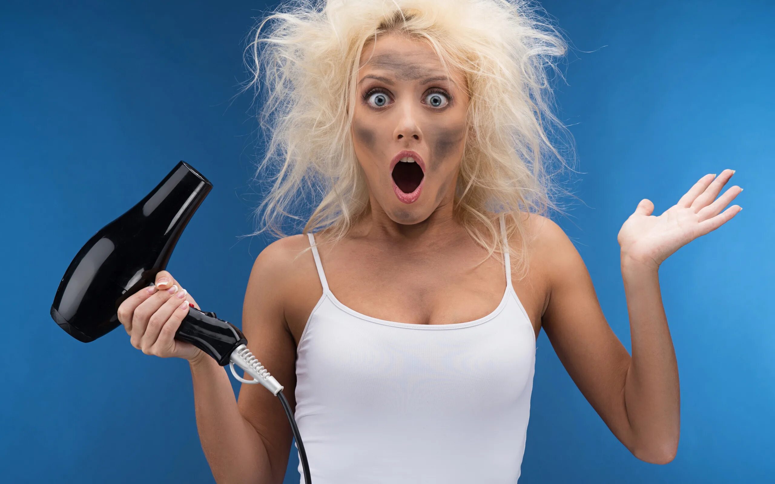 Веселая женщина. Прикольные картинки про женщин. Прикольные фото картинки девушек. Растрепанная женщина. Прикольные девчонки.