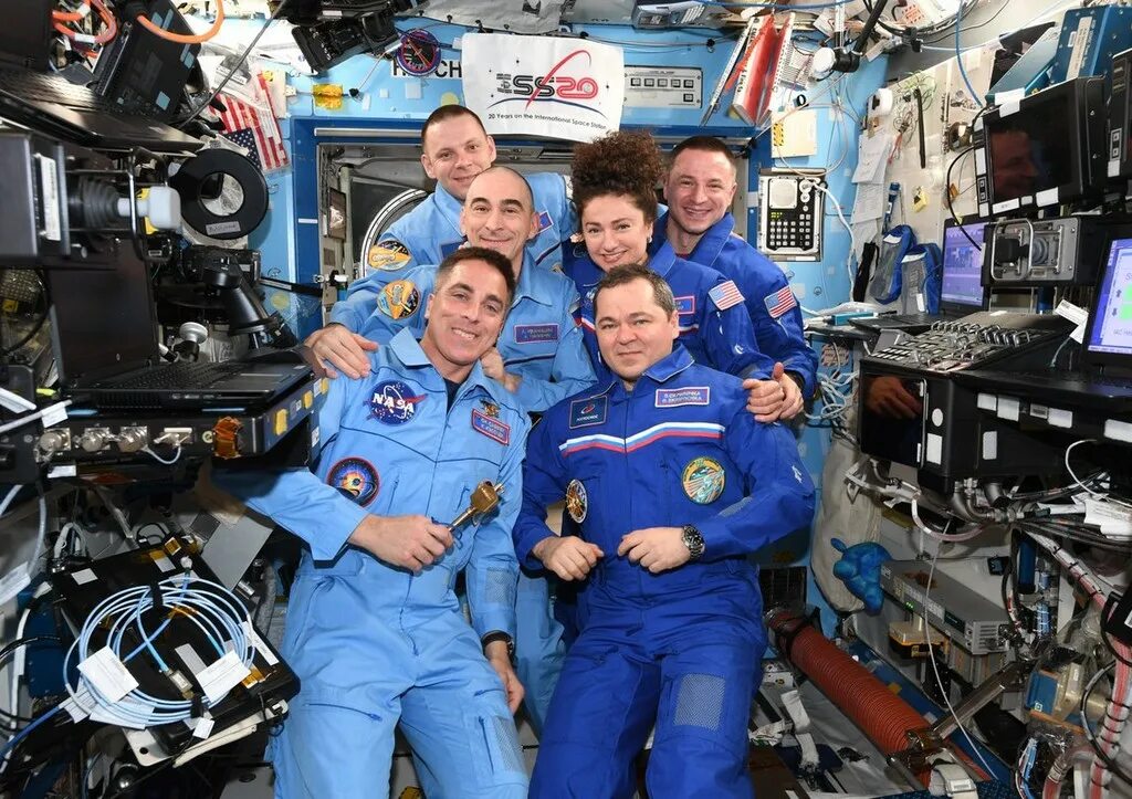 Орлан мкс 4. Космонавт в открытом космосе роскосмос. Российские космонавты на мкс. Какой космонавт сейчас в космосе 2023. Космический корабль союз мс-19.