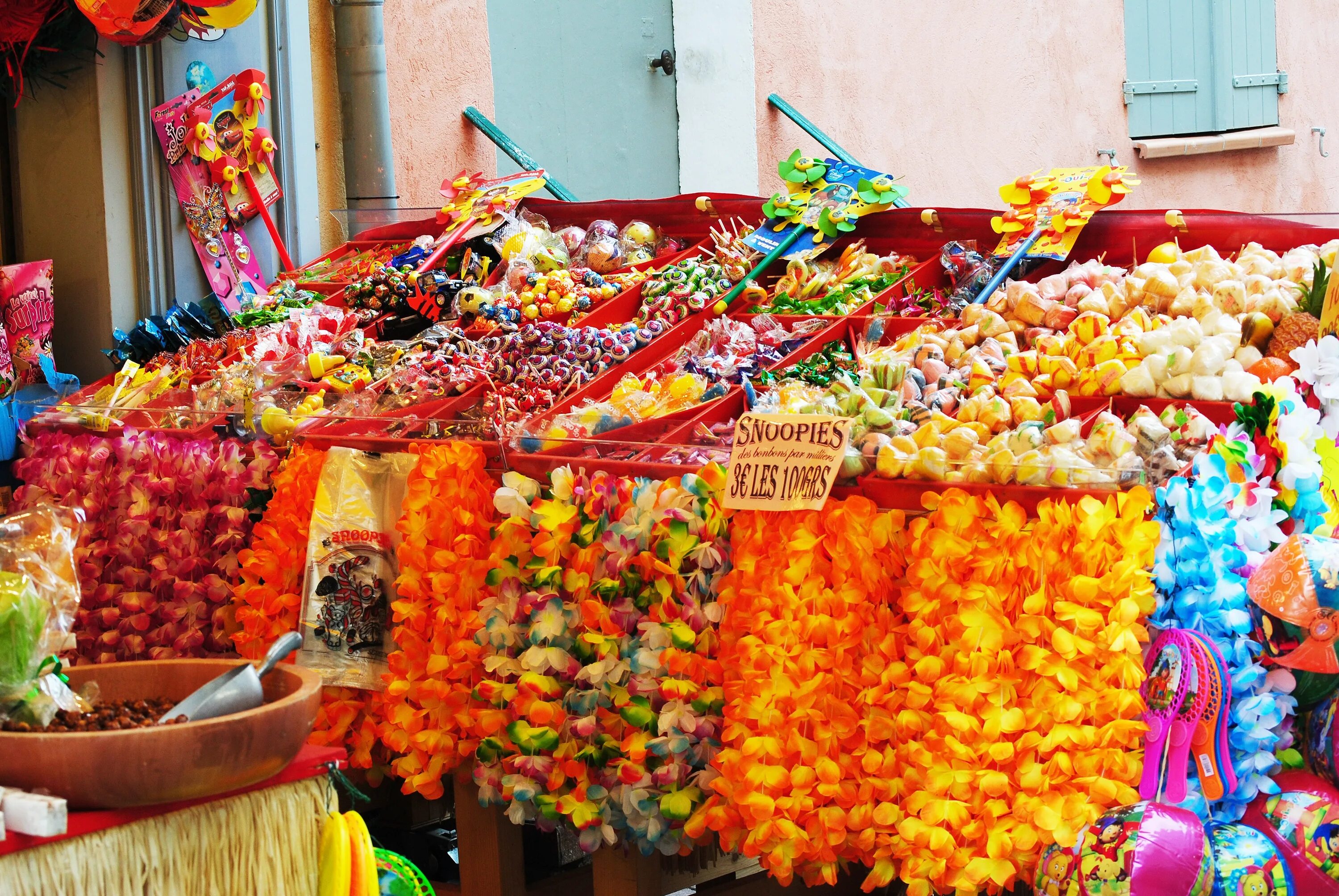 Рынок сладостей. Леденцы на базаре. Вкусняшки оранжевого цвета.