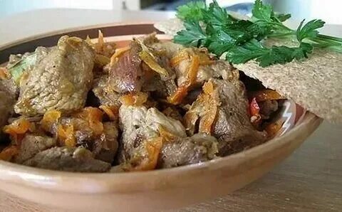 Мясо в сливочном масле с луком