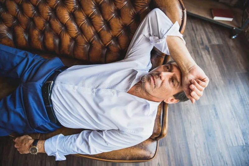 Мужик лежит на диване. Бизнесмен на кровати. Мужик лежит на диване. Бизнесмен на диване. Бизнесмен спит.