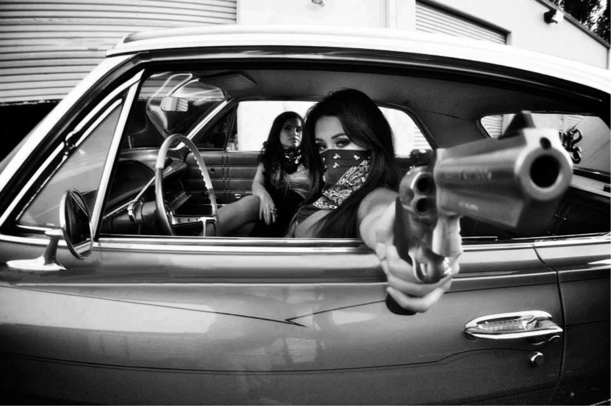 UNAVERAGE gang whole gang Mobbin. Лоурайдер 2pac. Девушка с пистолетом в машине. Девушка гангстер в машине.