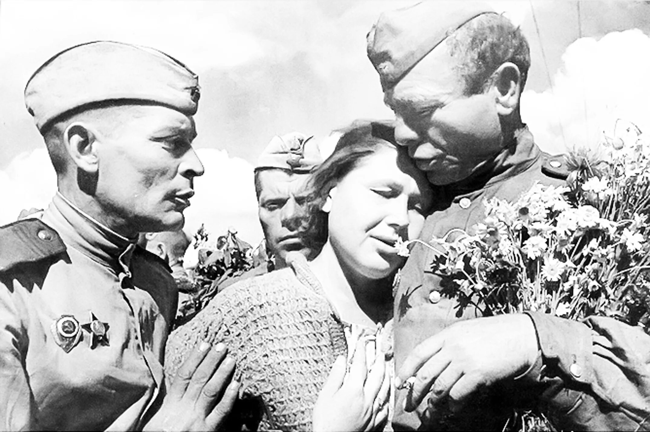 Военные фотографии победа. Возвращение солдат 1945. Возвращение солдат ВОВ. Солдат вернулся с войны ВОВ. Солдаты Победы 1945.