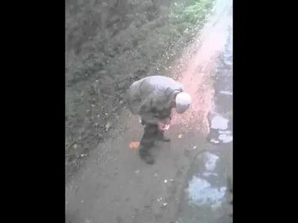 Видео как человек писает