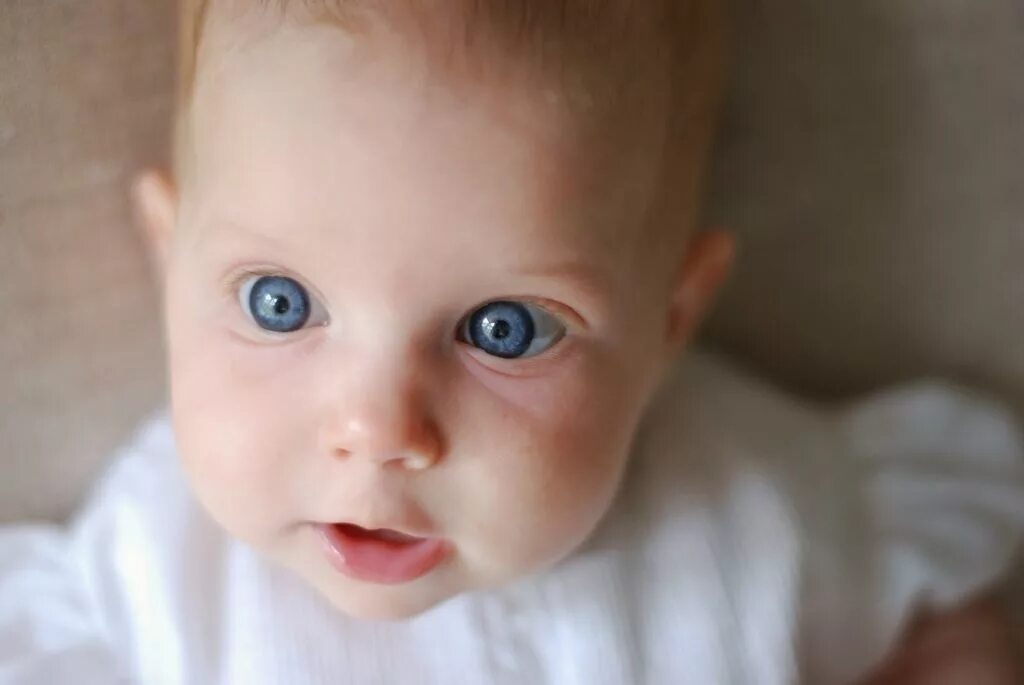 Большие глаза новорожденного