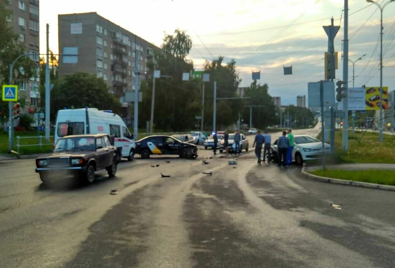 Происшествия в ижевске сегодня. ДТП на Удмуртской на перекрестке Ижевск. Происшествие в Ижевске сегодня. ДТП В Ижевске на ул Молодежная сегодняшняя.