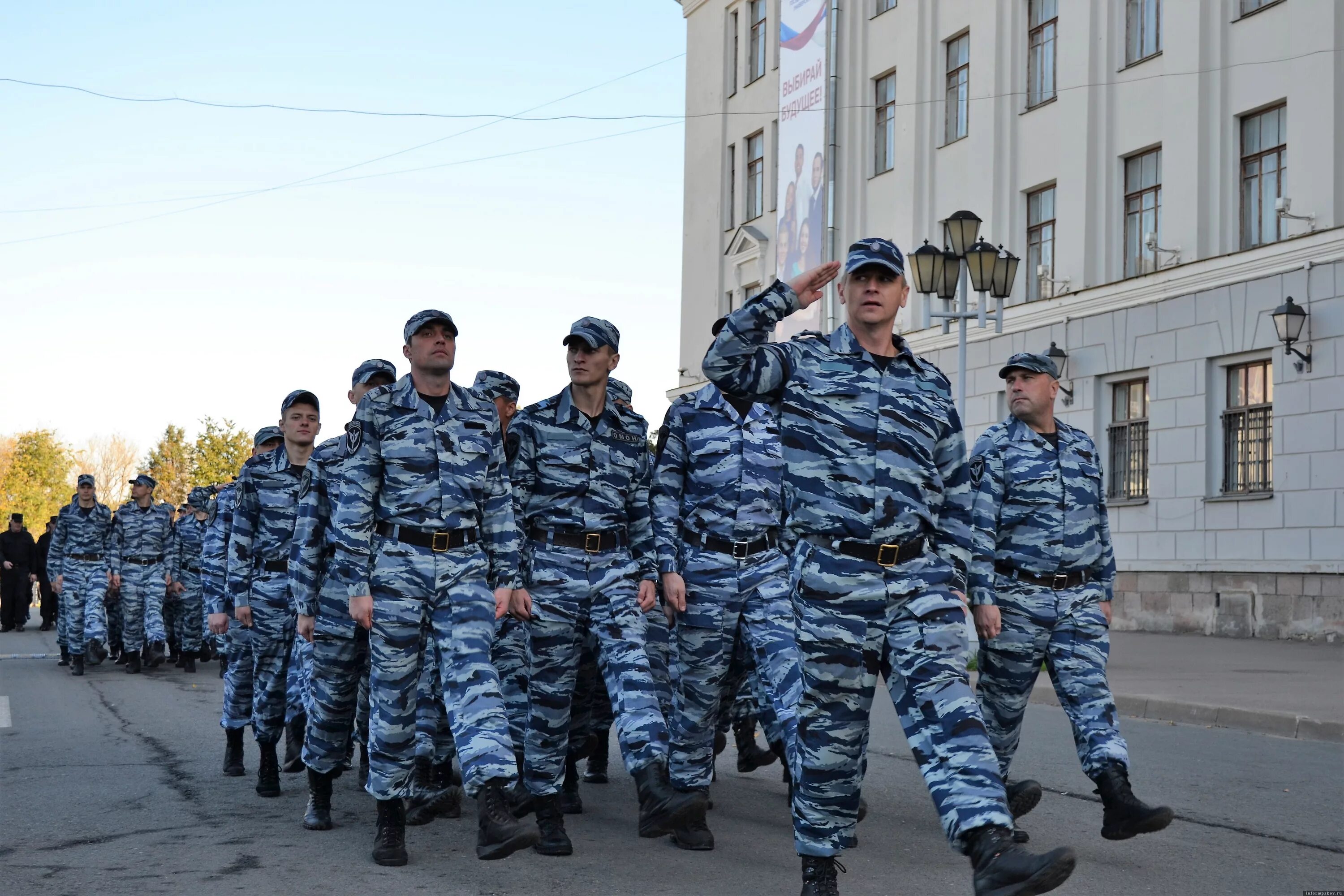 Омон ехал час. Псков Росгвардия ОМОН. ОМОН Псков. ОМОН Псков спецназ. Псков кром ОМОН.