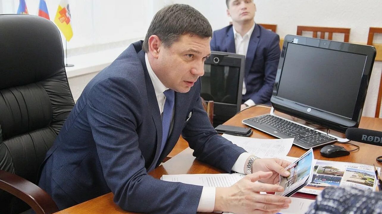 Телефоны руководителей краснодар. Кубаньгеология краснодар руководитель. глава муниципального образования город краснодар первышов роспись.