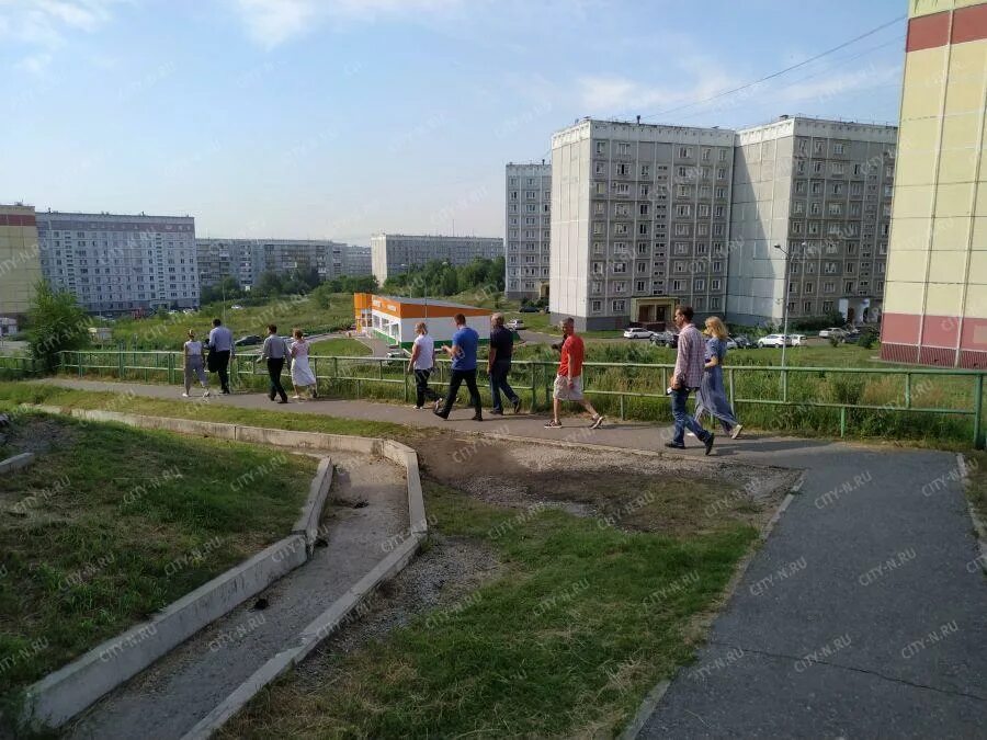 Площадь Новоильинского района города Новокузнецка. Новоильинский район аллея Авиаторов. Администрация Новоильинского района Новокузнецка. Новоильинский район Новокузнецк 1990.