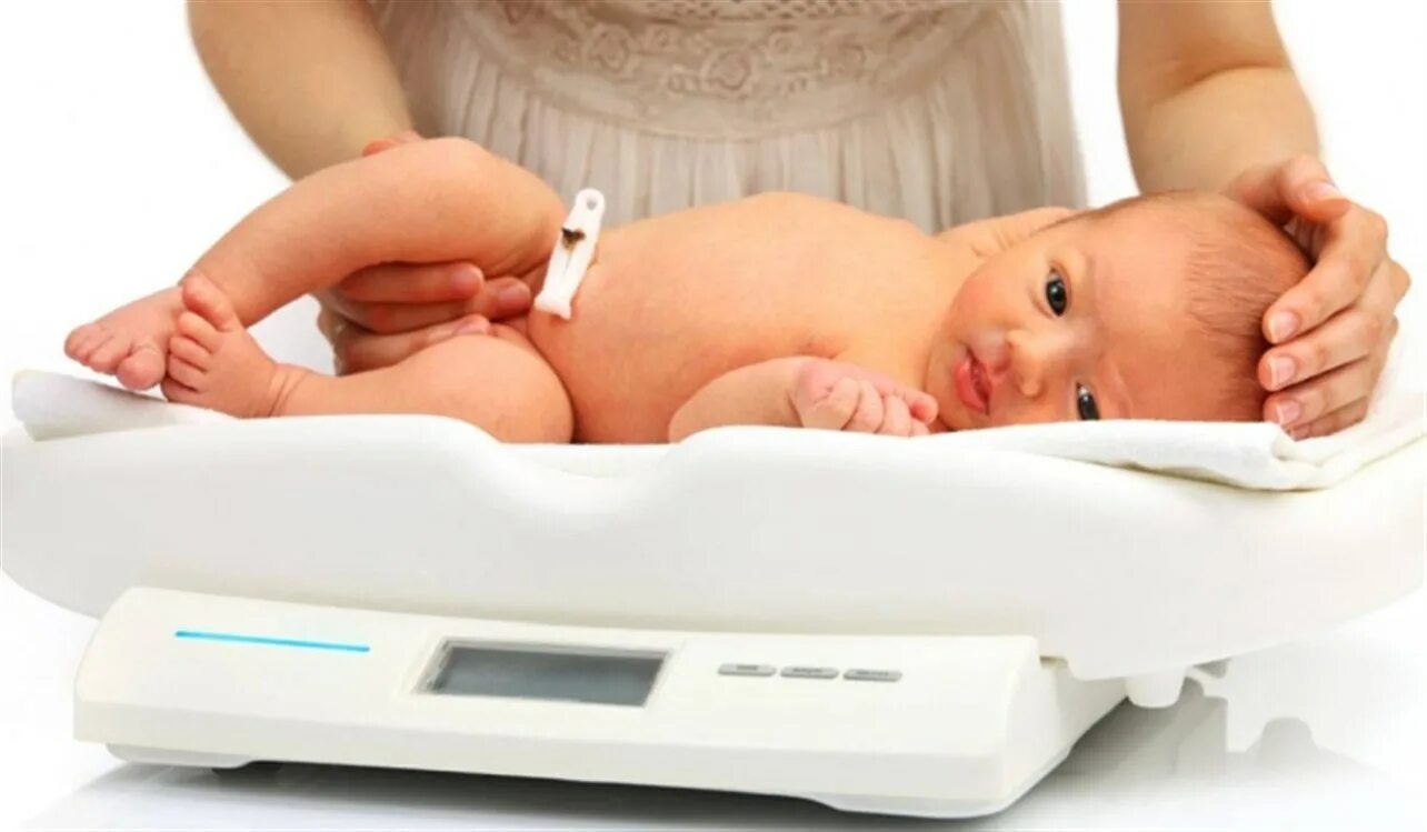 Вес после рождения. Взвешивание ребенка до 1 года. Измерение массы тела новорожденного. Масса тела новорожденного.