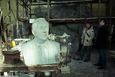 Кто автор скульптурных деталей памятника