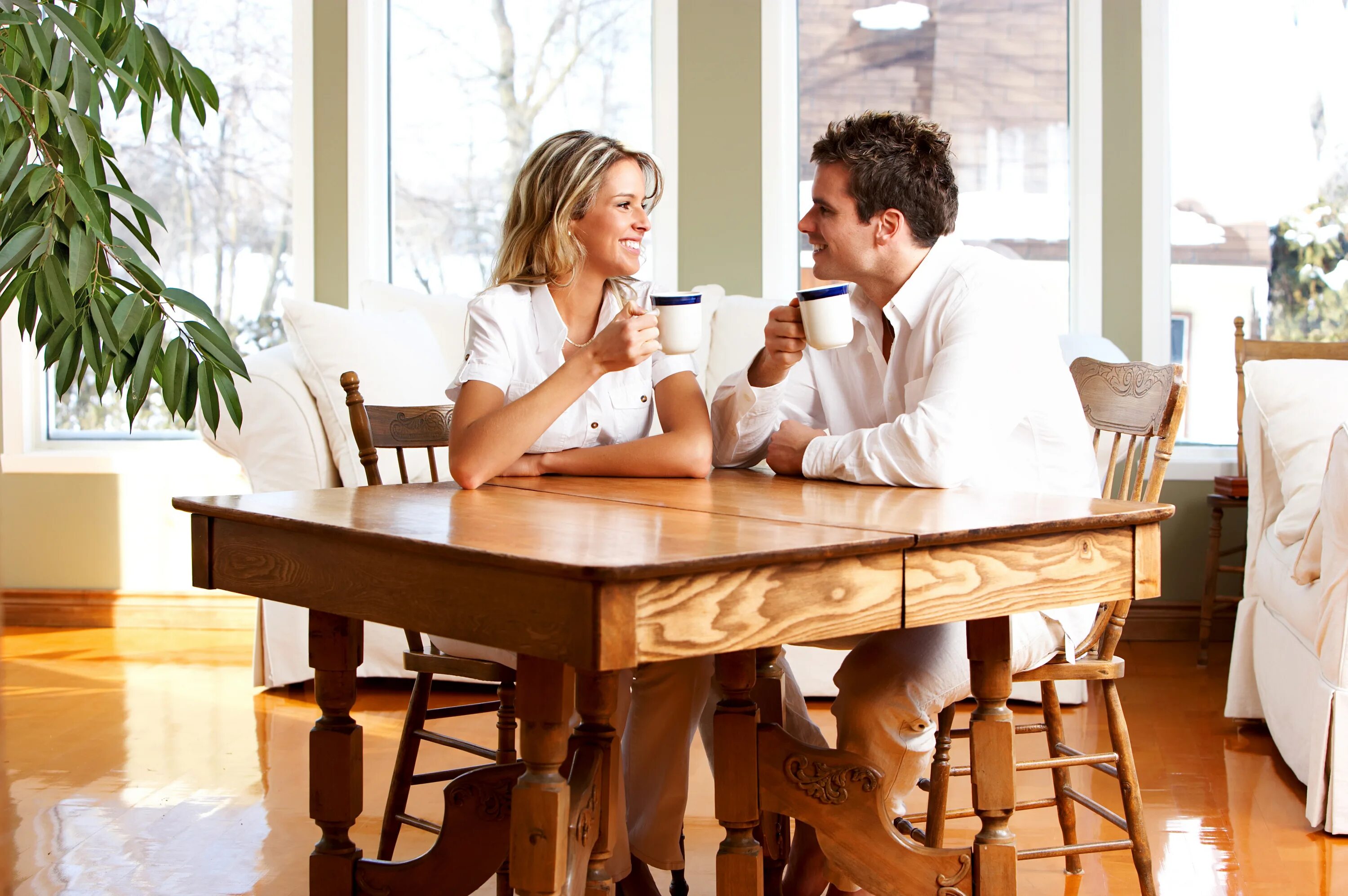 Русский жена муж разговором. Человек сидит за столом. Мужчина и женщина сидят за столом. Мужчина и женщина пьют чай. Мужчина и женщина за столиком.