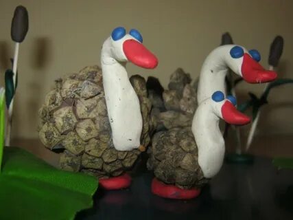 Лебедь из шишки и пластилина
