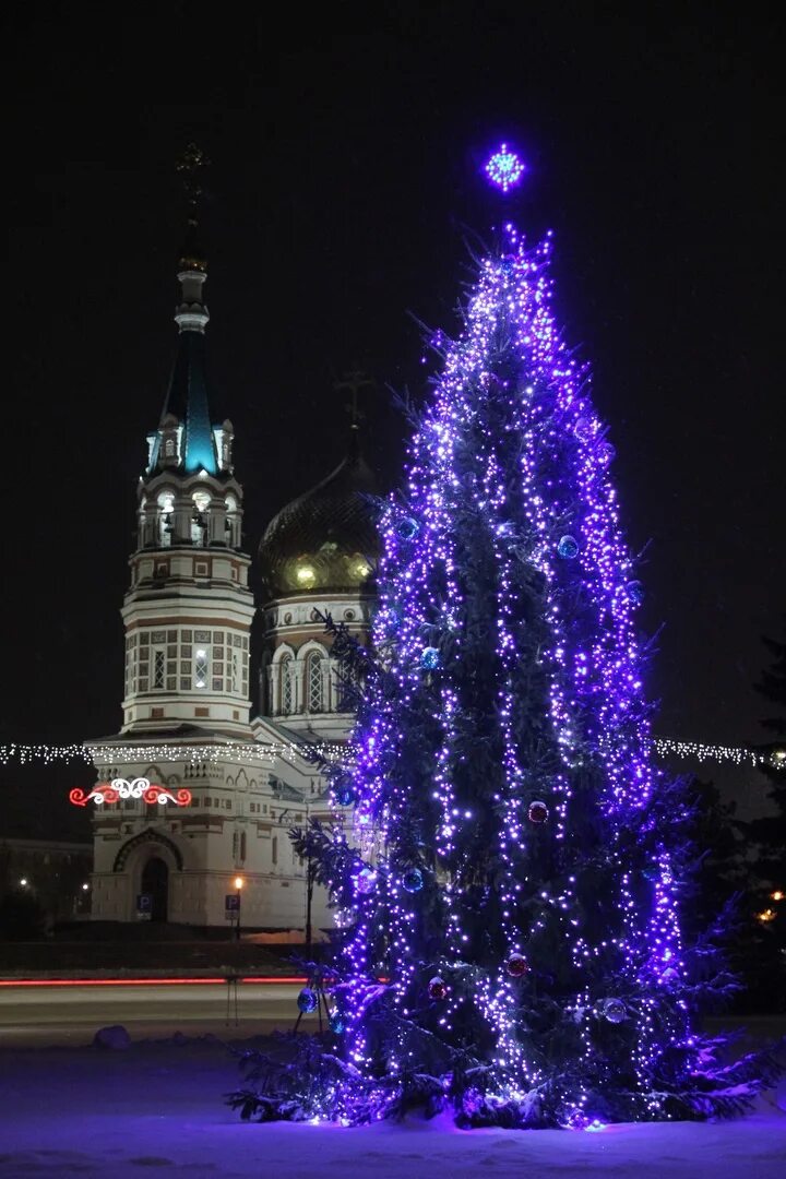 Омск новогодние улицы красивые. Омск новый год. Каскад омск зимой. Елка в омске 2022. Красивые новогодние уличные ёлки.