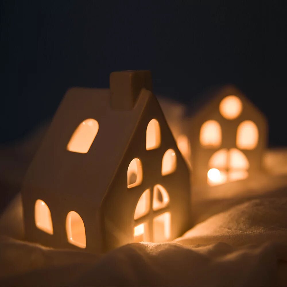 05369 01. подсвечник домик белый. новогодние деревянные подсвечники. деревянный домик для свечки. домик для свечки.