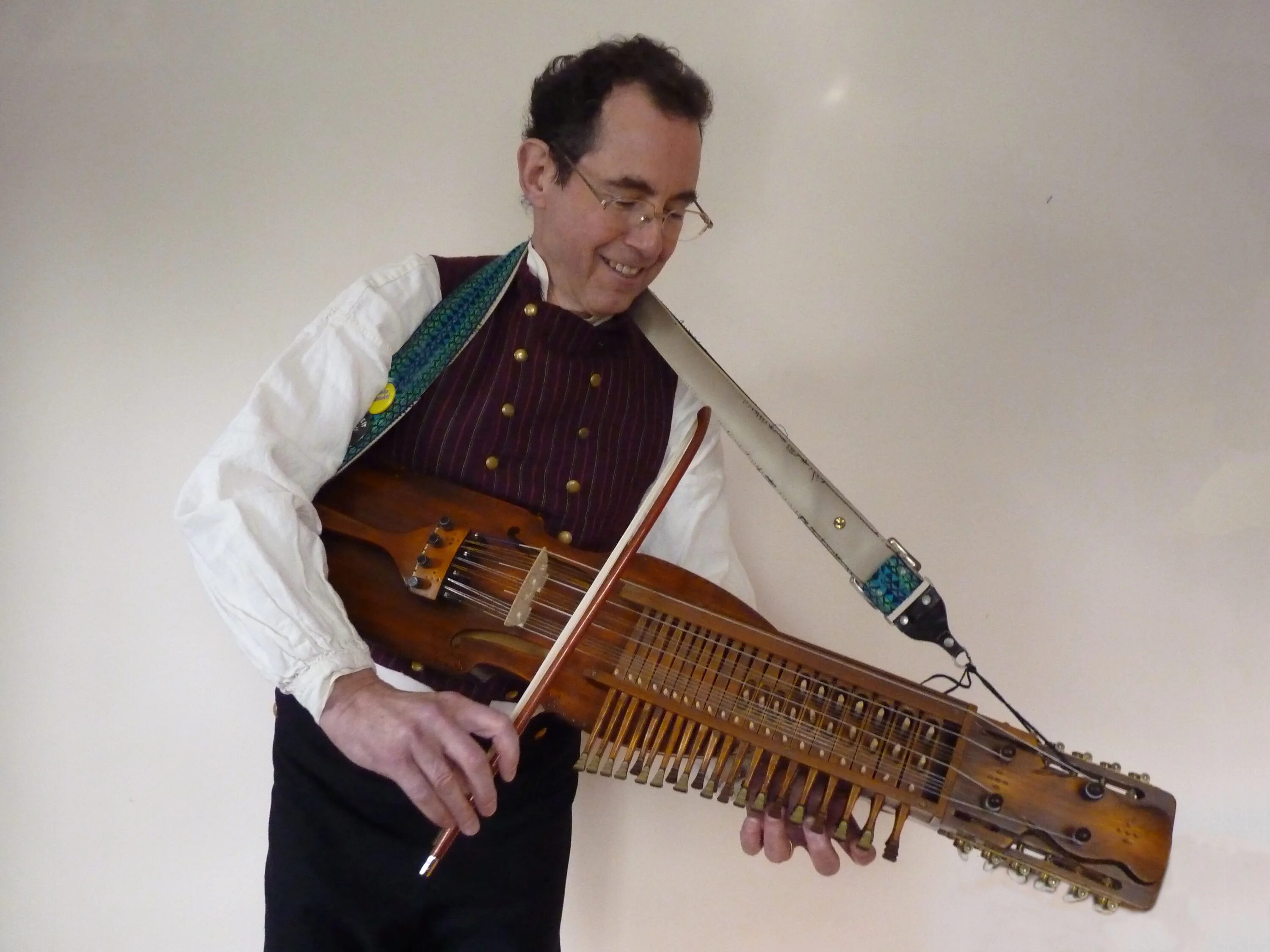 латышские инструменты. о бродячих музыкантах. музыкальный ансамбль фолк. музыкальный фольклор. шведская скрипка никельхарпа.