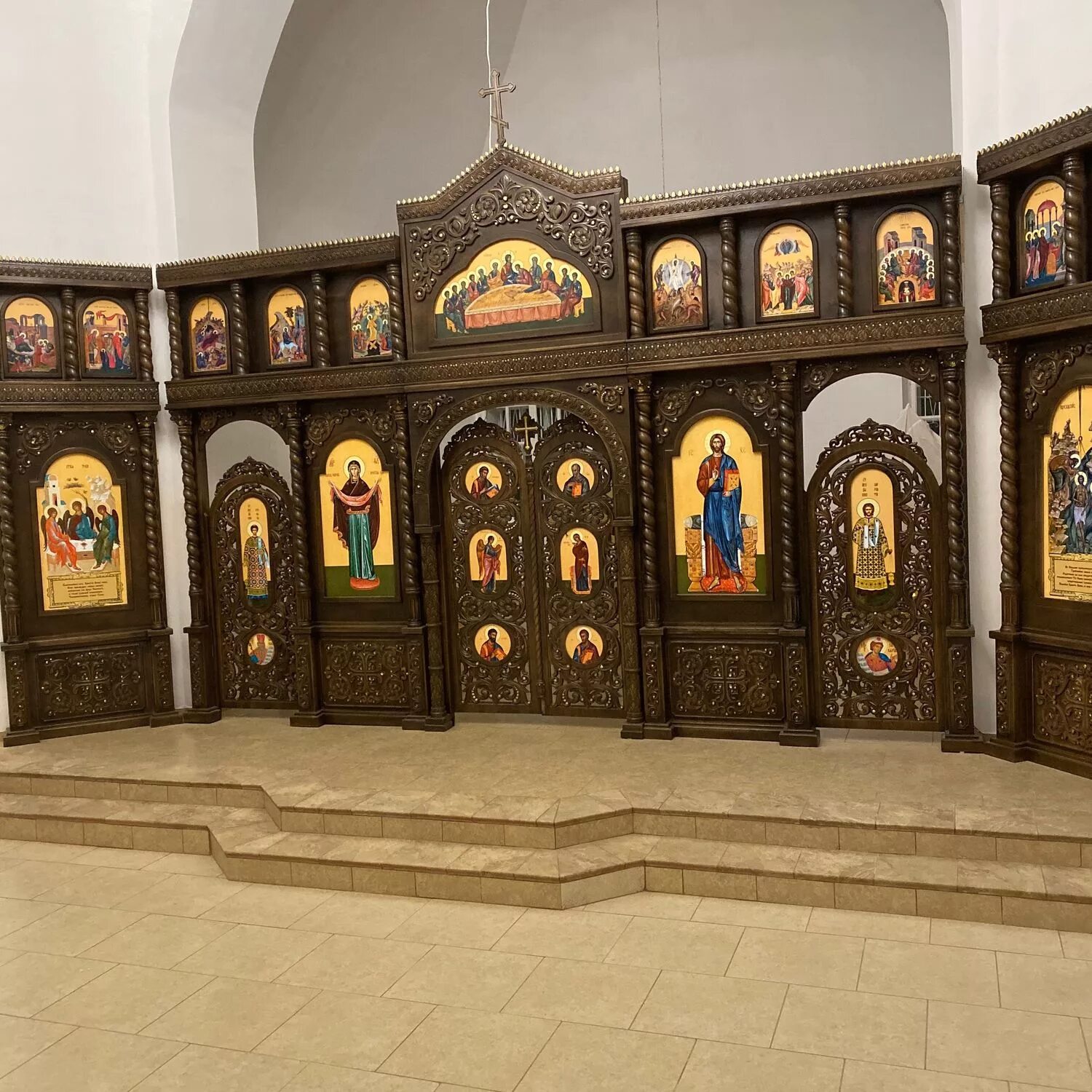 Иконостасы из дерева для дома. Иконостас деревянный. Иконостасы из дерева. Иконостас из дерева. Иконостасы из дерева.