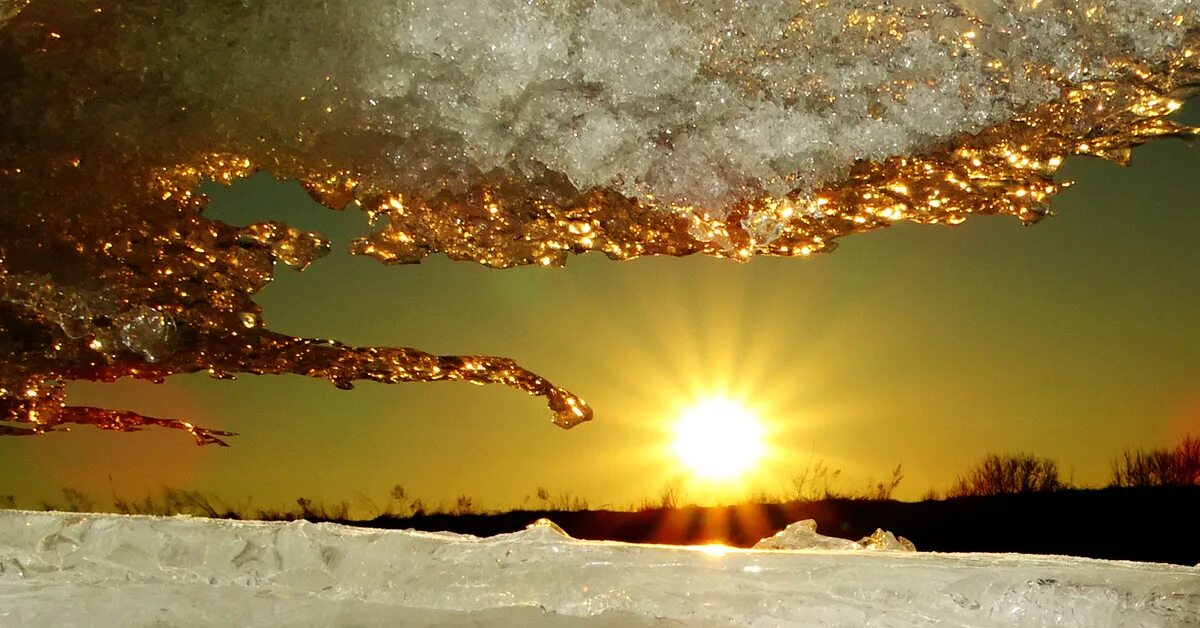 Снег и солнце. Ледяное солнце. Солнце весной. Воду греет солнце