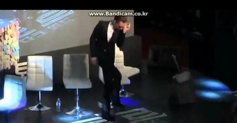 Том танцует видео