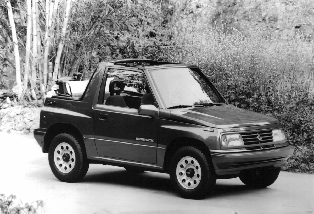 Сузуки первого поколения. Suzuki Sidekick i. Сузуки Сидекик кабриолет. Сузуки Сидекик кабриолет тюнинг.