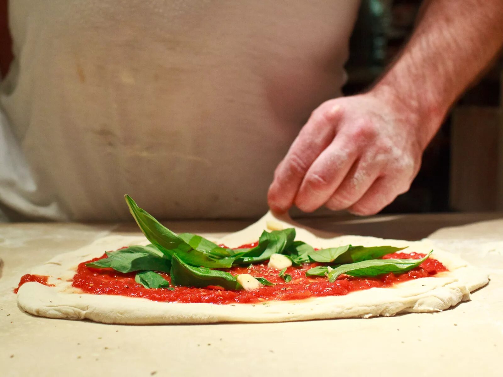 Человек делающий пиццу. Готовка пиццы. Приготовление пиццы. Тонкая итальянская пицца. Итальянец с пиццей.