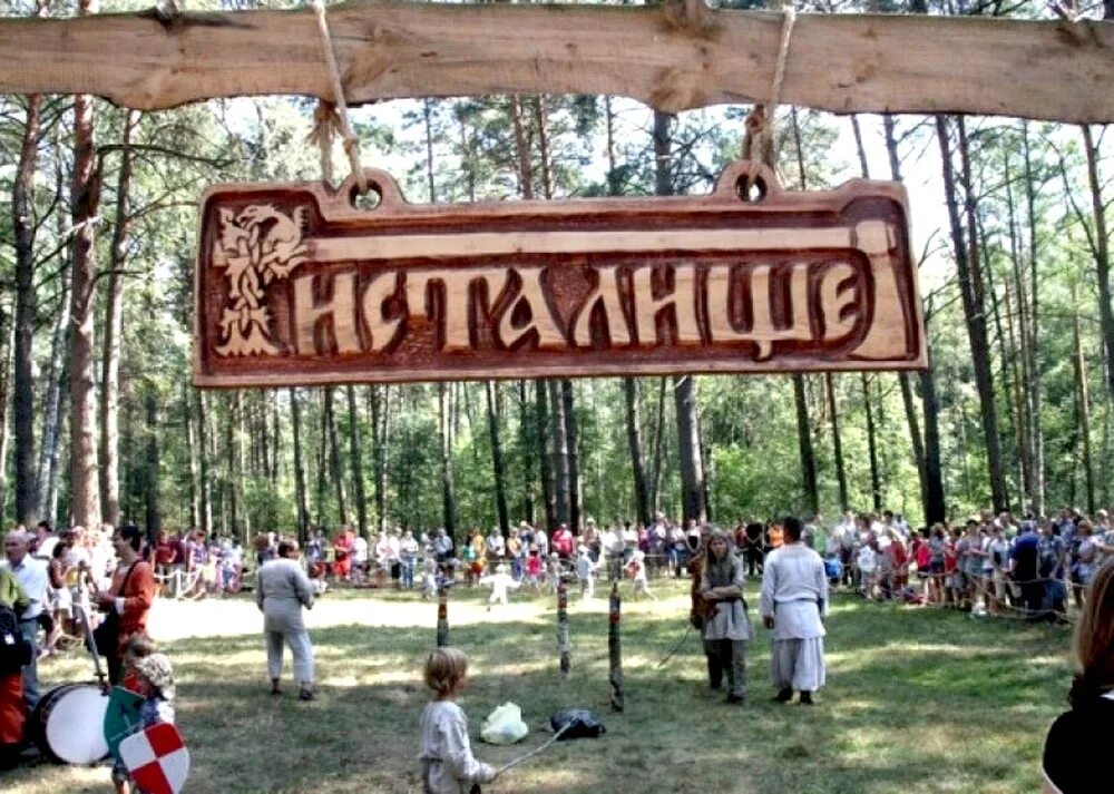 Гнездовские курганы смоленск. Гнёздово археологический комплекс. Гнездовские курганы смоленск. Курганы гнездово смоленск. Смоленская область гнездовские курганы.