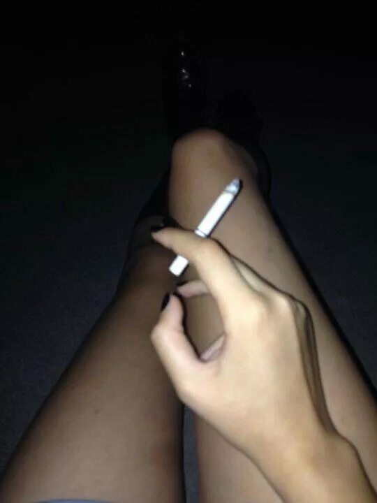 Рука с сигаретой. Женская рука с сигаретой. Сигареты рука девушки. Женская рука с сигаретой. Сигара в руке девушки.