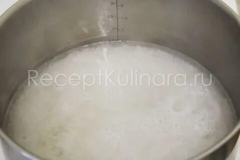 Рисовая каша на плите молоке в кастрюле