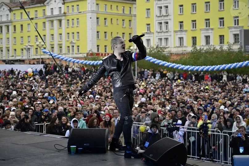 Продолжительность концерта шамана. Концерт фото. Фотографии с концертов. Шаман концерты 2023. Шаман концерт в Красноярске 2023.