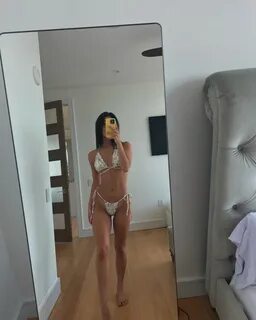 Charli D'Amelio bikini ve mini şortla fotoğraf çekimlerinde.