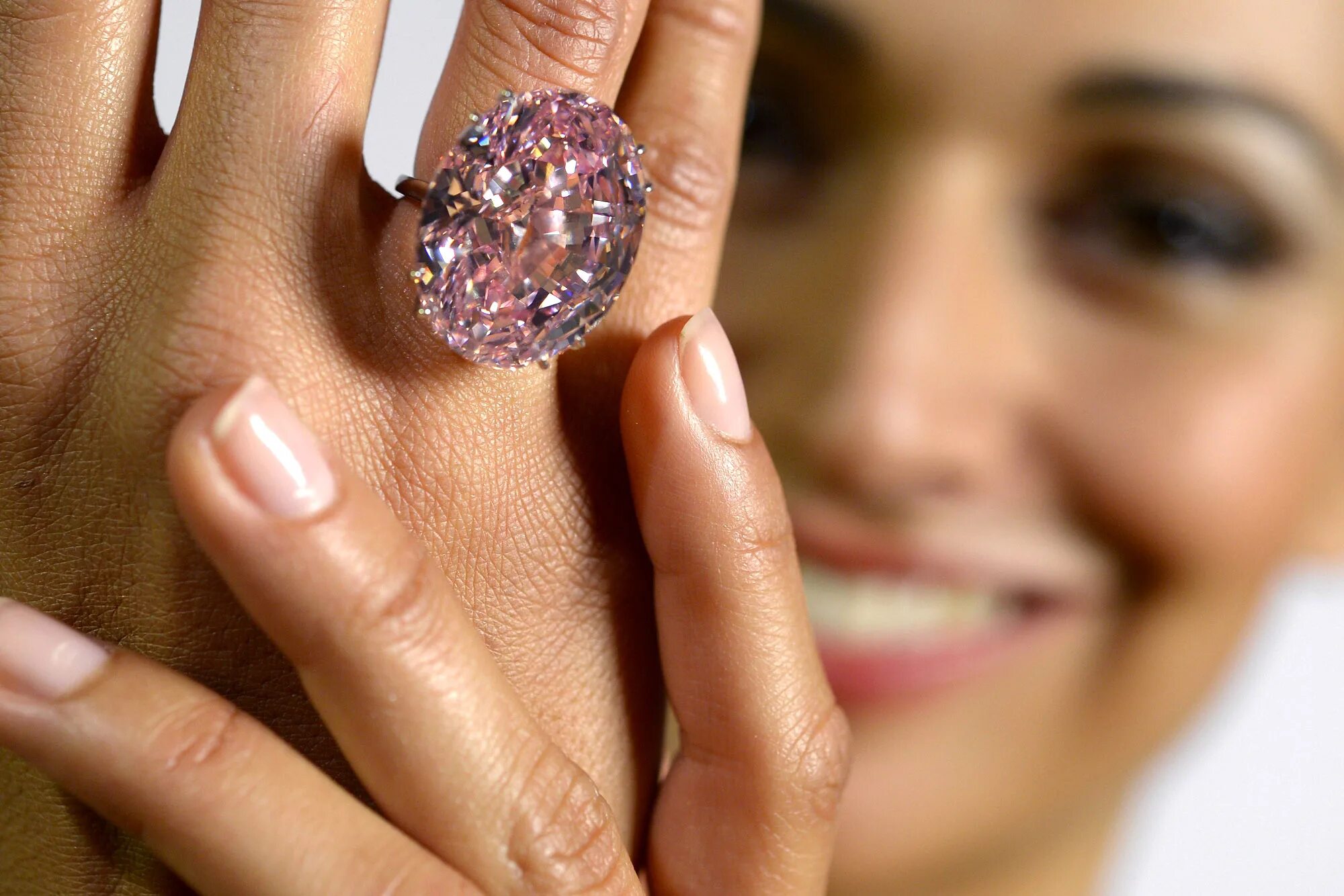 Какие драгоценные камни самые дорогие. Бриллианта Pink Star. Кольцо Pink Star Diamond.