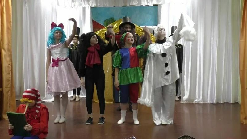 Сценка мальвины и буратино. Буратино костюм мальвины и пьеро. Диалог мальвины и буратино. Новый год по сказке буратино в старшей группе. Сценка буратино.