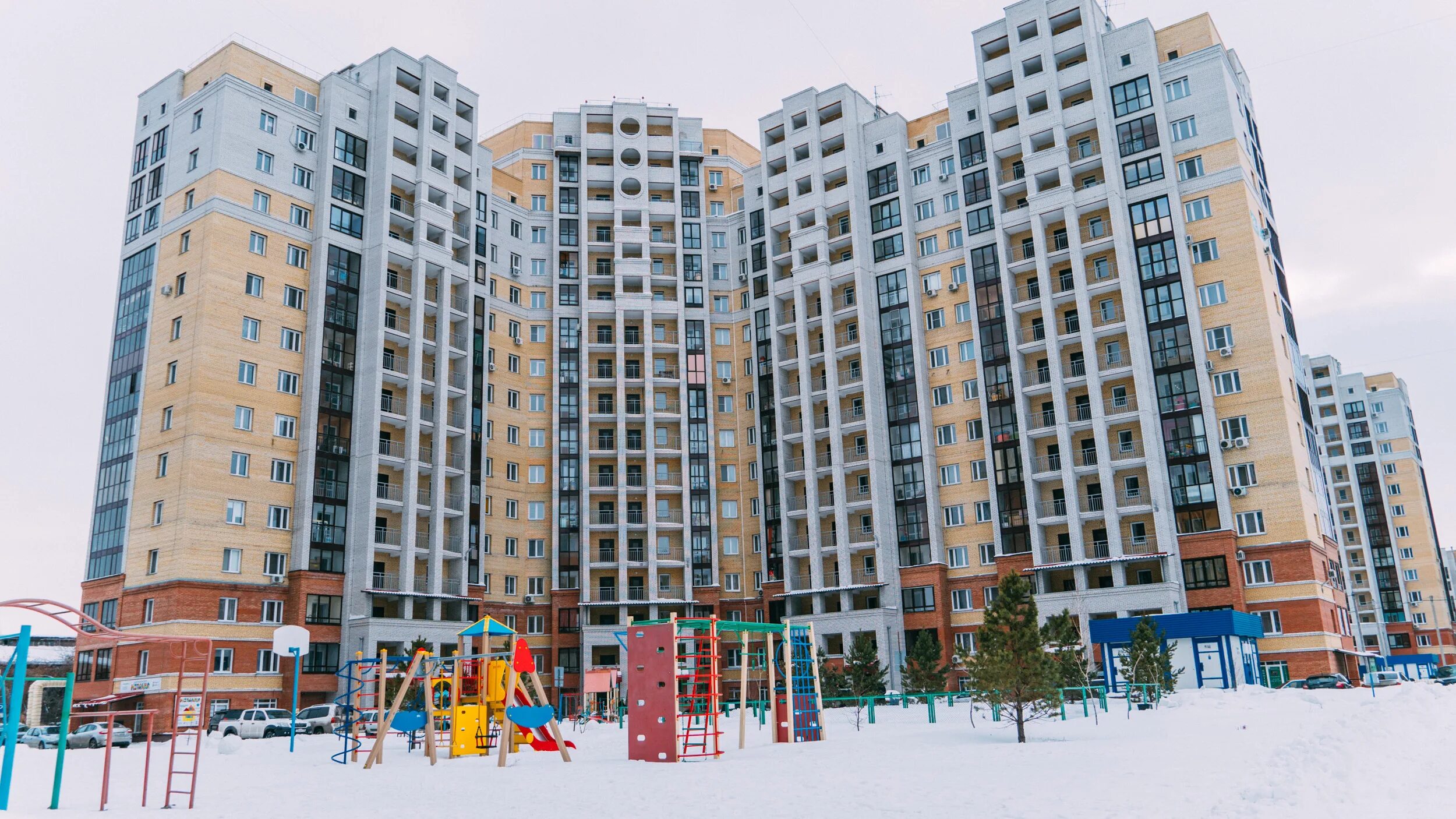 Дом на берегу омск. Серебряный берег Омск. ЖК серебряный берег Омск. Школа в микрорайоне серебряный берег Омск. Квартиры серебряный берег.