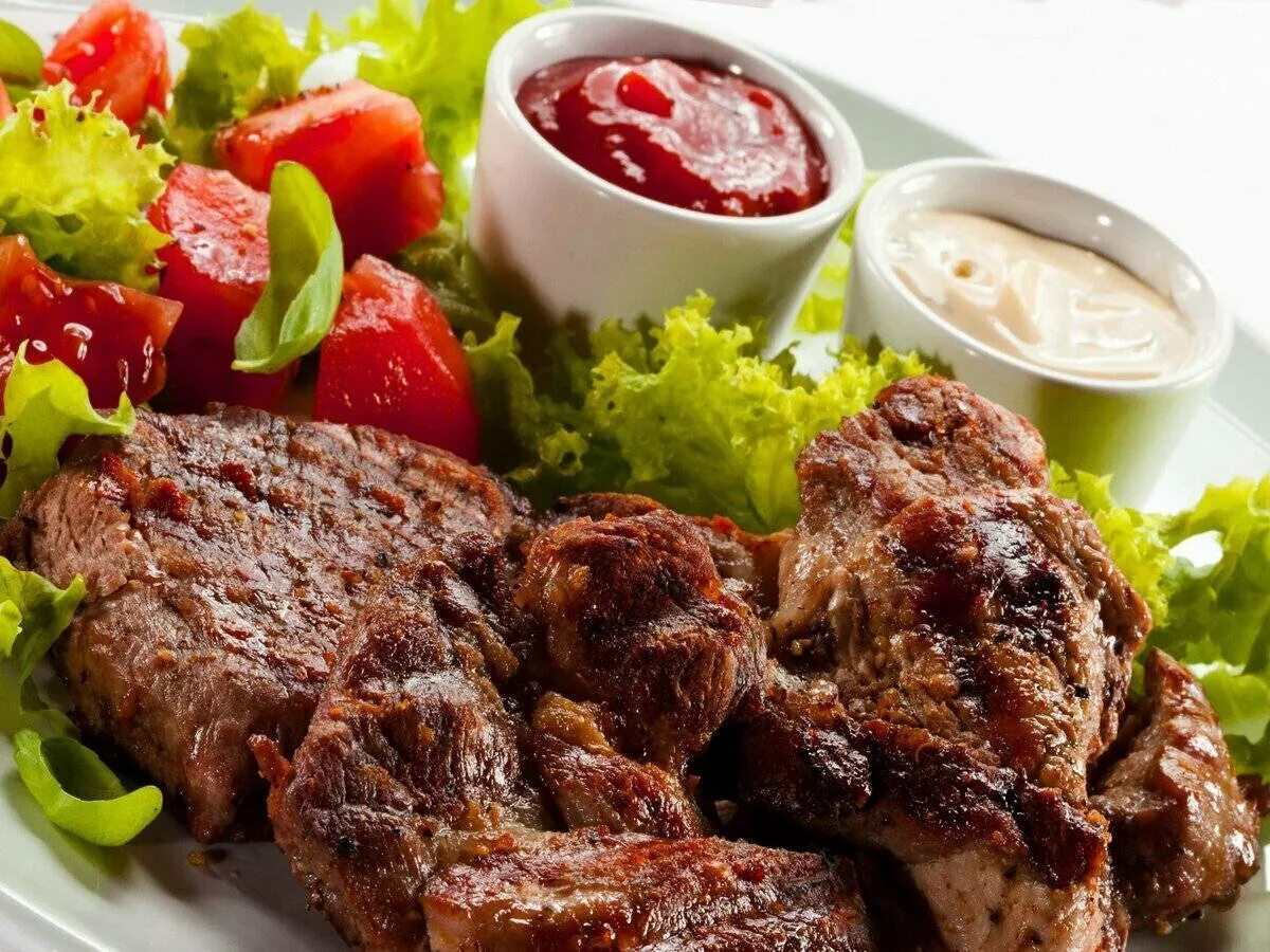 Мясо под шашлык. Мясные блюда. шашлык. соус для мяса. блюдо для шашлыка.