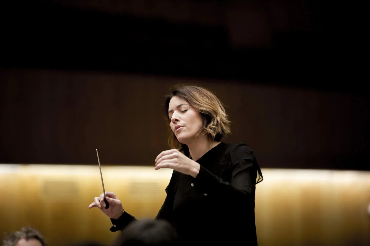 Девушка дирижер. Мирга гражините-тила дирижер. Алондра де ла парра. Анна добромирова дирижер. Лидия тар дирижер.