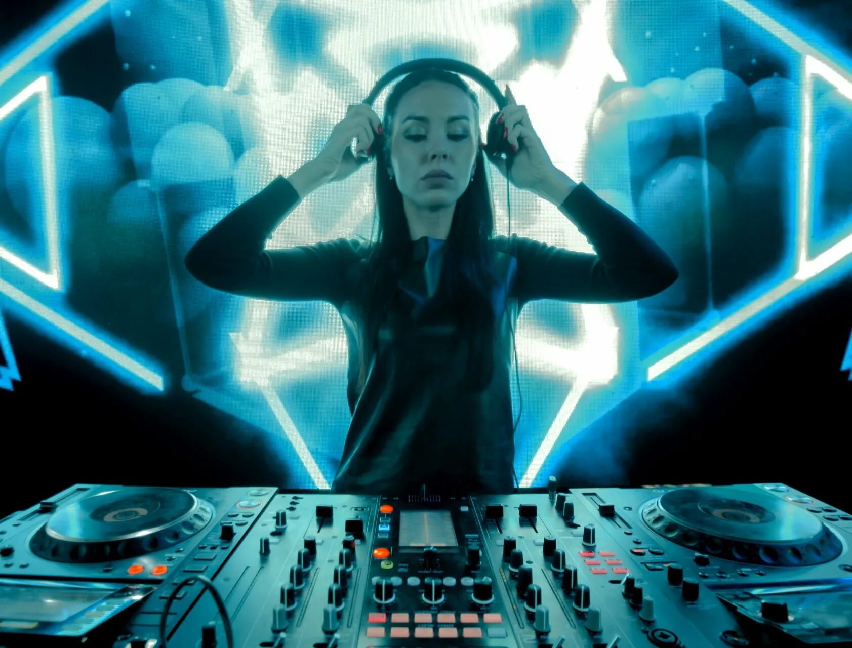 Выключи функцию диджей. Выключи функцию диджей. Диджей неон. Диск диджея. Диджей за пультом.