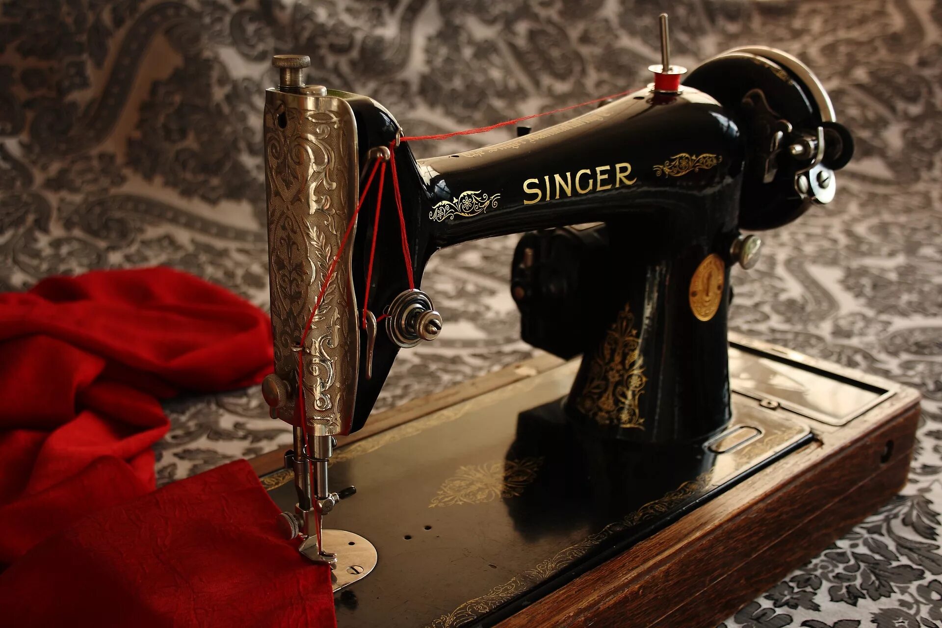 День швейной машинки. Zinger швейная машинка 2022. Zinger швейная машинка Винтаж. Йозеф Мадерспергер швейная машинка.