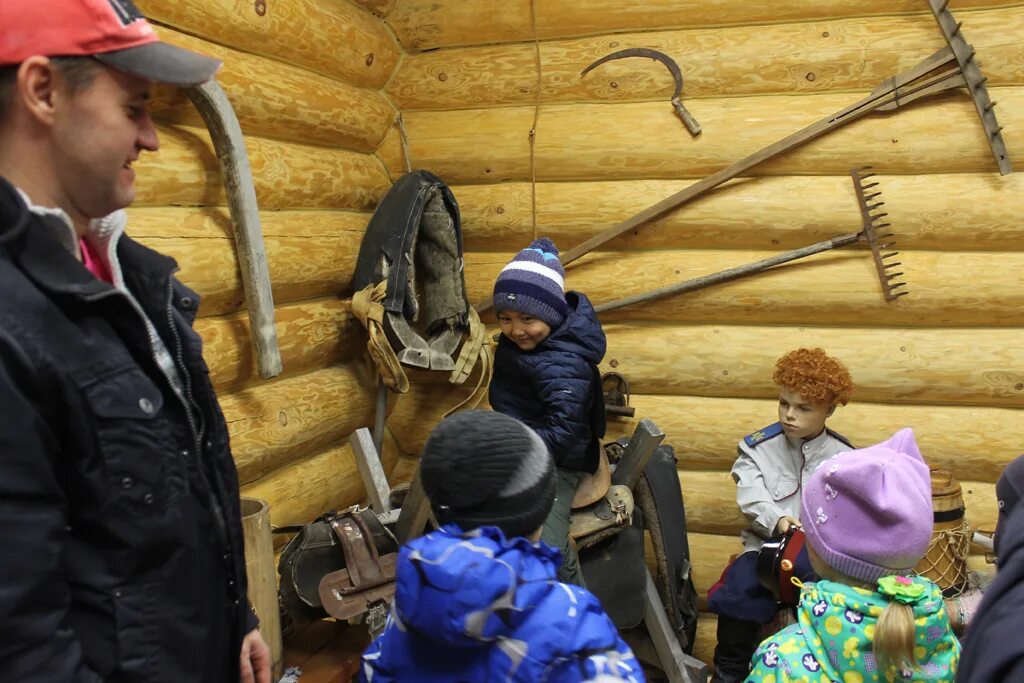 экскурсия началась. компания людей на экскурсии. поход в горы миасса. Princeton university на что похож. люди на заводе.