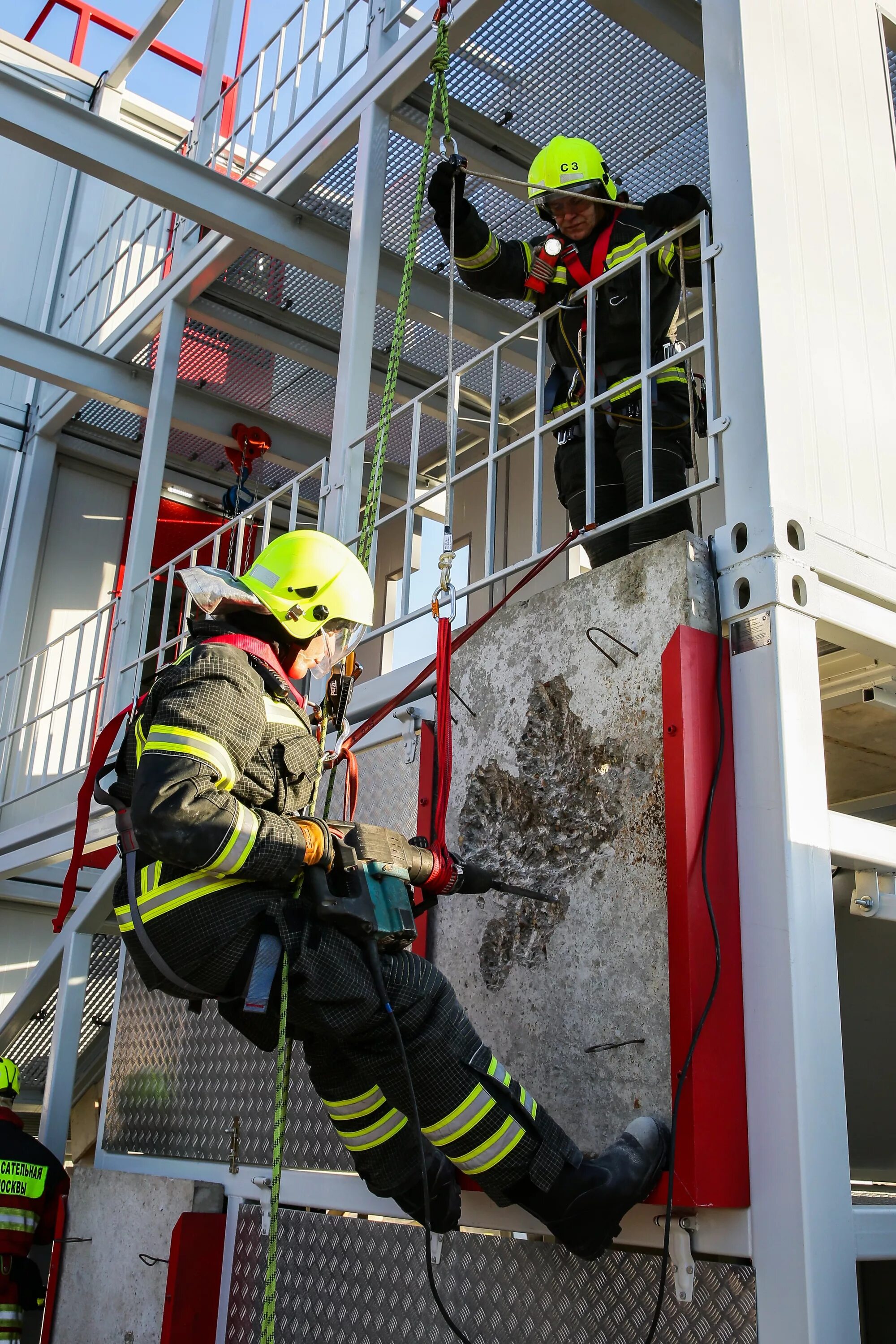 Полоса психологической подготовки мчс. Подготовка пожарных спасателей. Подготовка пожарных спасателей. Подготовка пожарных спасателей. Тренировка пожарных.