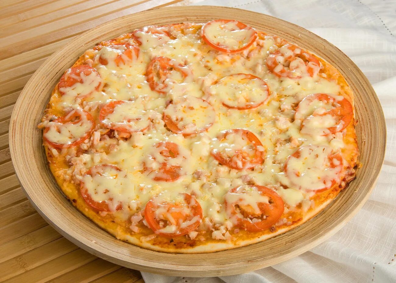 Рецепт пиццы с курицей. Пицца с копченой курицей. пицца с помидорами и сыром. пицца с курицей и помидорами. пицца с курицей и помидорамм.