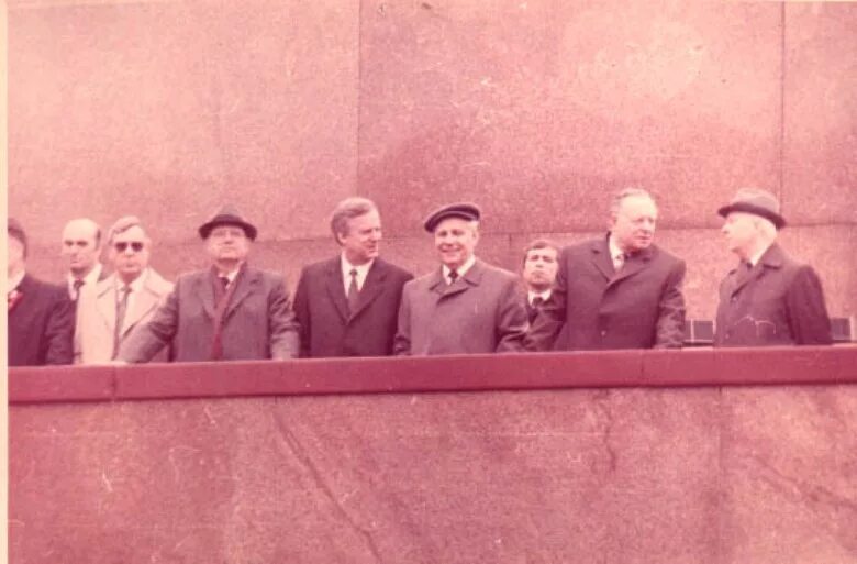 Ельцин на мавзолее 1990. Политбюро на трибуне мавзолея. Политбюро СССР В 1990 год. 1 Мая 1990 года.