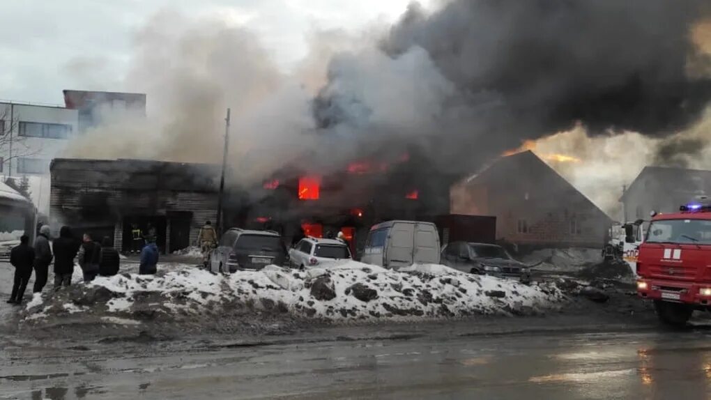 Пожар на кропоткина. Пожар на Кропоткина в Новосибирске. Крупный пожар. Пожар в здании. Пожарные Новосибирск.