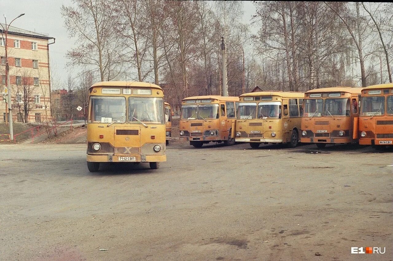 Маршрутки в старом городе. ЛИАЗ 677 старый. 15 Автобусный парк ЛИАЗ 677м. Автобус ЛИАЗ 677 СССР. ЛИАЗ 677 И Икарус.