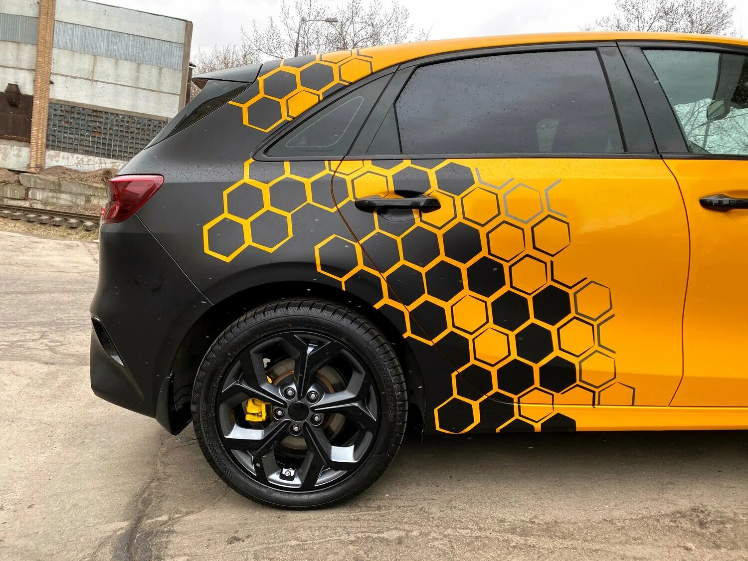 обшивка соты. виниловые наклейки на авто. авто соты. авто соты. автовинил поло седан.