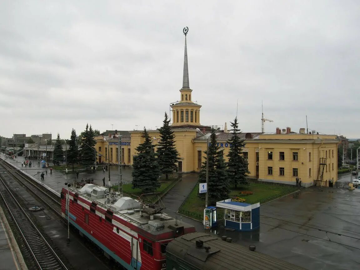 Железнодорожный вокзал петрозаводск. Железнодорожный вокзал петрозаводск. Станция петрозаводск вокзал. Краснодарская жд. Ж/д вокзал петрозаводск.