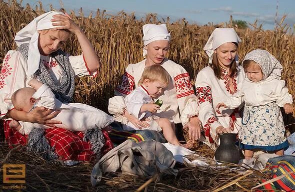 Белорусская семья. Традиционная белорусская семья. Семейные традиции белорусов. Традиции воспитания детей в Белоруссии. Песни мама беларусь