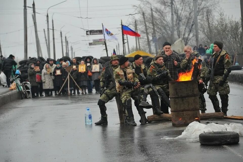 Баррикады в Крыму. Баррикады России из Донецка. Последние новости с Украины город Славянск. Тюменские баррикады соревнования. Обстановка в славянске