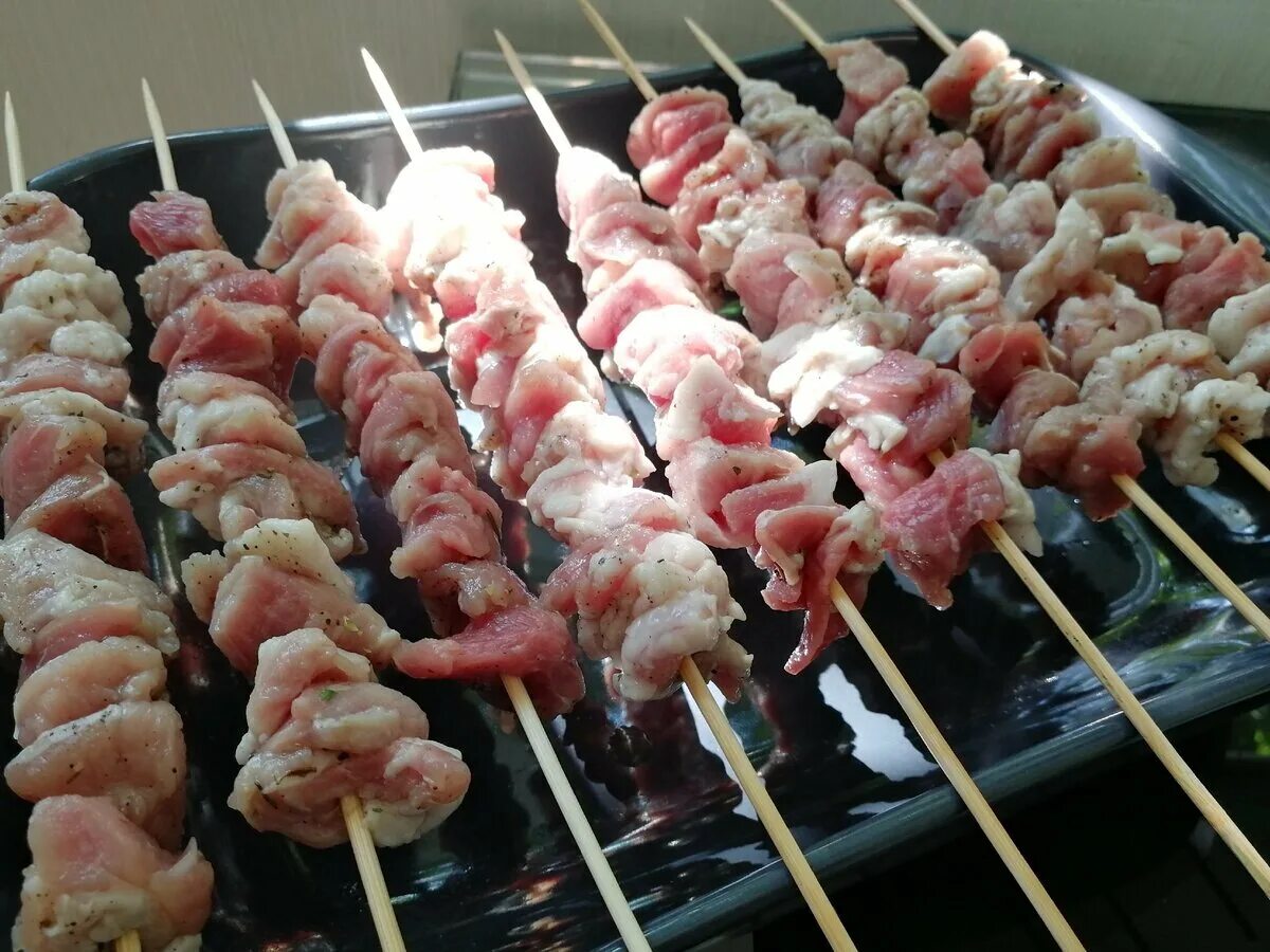 Противень для шашлыка. Шашлык в духовке из свинины температура. Шашлык в духовке на гриле. Шашлык в духовке режим. Шашлык свиной на шпажках в духовке.